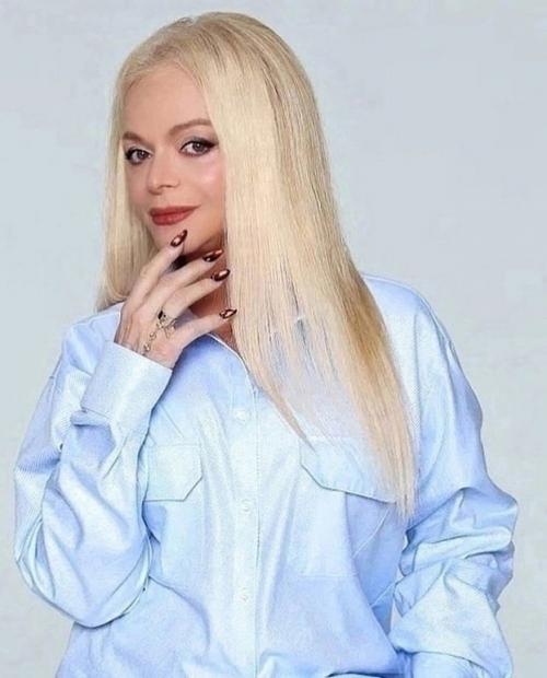 Вот как выглядит без косметики та, кто ранее критиковала других за их внешний вид. 01