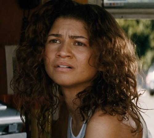 Создатели шоу Эйфория скипнули сразу 5 лет жизни героев. 01