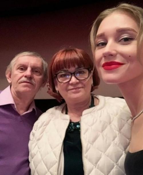 Асмус с обидой обратилась к маме в ее день рождения: Когда-нибудь я Перестану Тебе Доказывать, и мы Обнимемся на Полную. 02 Асмус с обидой обратилась к маме в ее день рождения: Когда-нибудь я Перестану Тебе Доказывать, и мы Обнимемся на Полную. 02