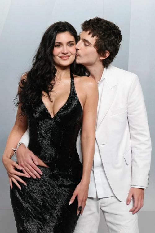 28-Летняя бизнесвумен кайли дженнер и 30-летний актёр Тимоти шаламе появились вместе на афтерпати премии Оскар - вечеринке Vanity Fair. 02