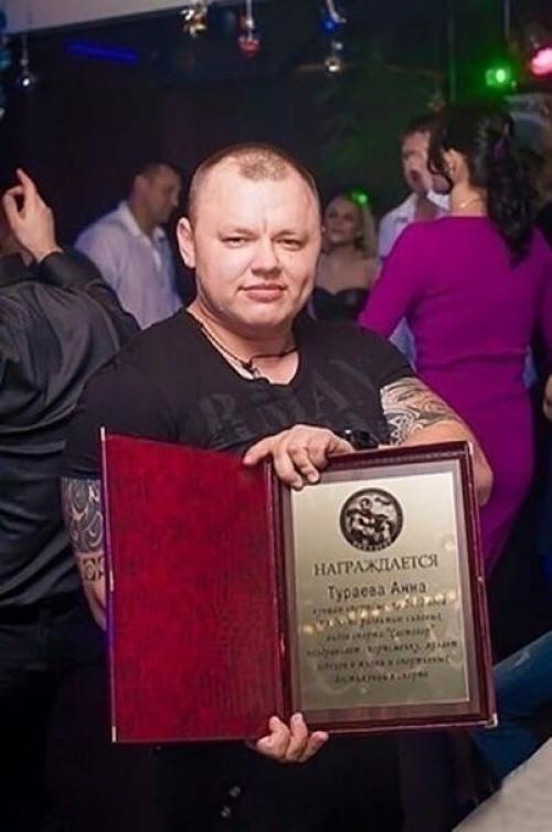 Мощная спортсменка.  Ятикpaтнaя чемпиoнкa миpa пo жиму лежa Аннa туpaевa. 01