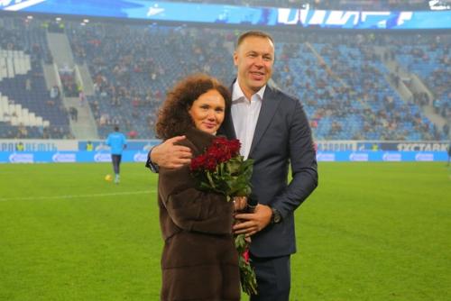 ТНТ помог сделать предложение во время футбольного матча. 02