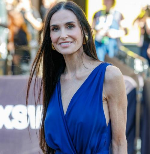 Выход Деми Мур на кинопремьере вызвал бурное обсуждение в соцсетях: фанаты заговорили об 