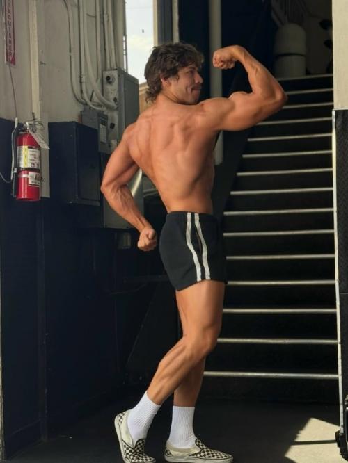 Свежие фотографии сына Арнольда шварценеггера Джозефа баэны. 02