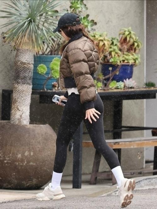 Папарацци засняли 37-летнюю ану де Армас без макияжа в дождь. 03