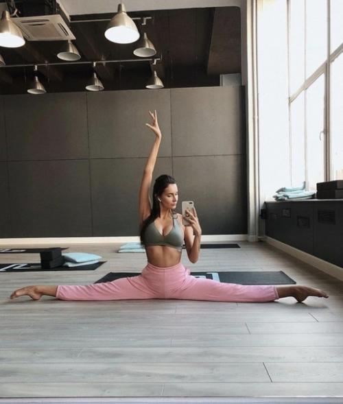 Гибкая и очень длинноногая красотка Анна канюк. 01