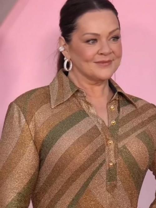 Звезда комедии Поймай Толстуху, Если Сможешь мелисса маккарти радует поклонников изменениями в фигуре. 01