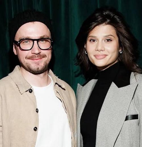 Мужчина азербайджанского происхождения испытывает дискомфорт из-за своей русской супруги и поэтому предпочитает передвигаться отдельно. 01