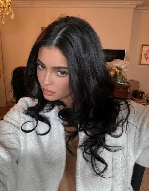 Бывшая домработница подала в суд на кайли дженнер, обвинив её и связанные с ней компании в дискриминации, травле и незаконном увольнении. 01