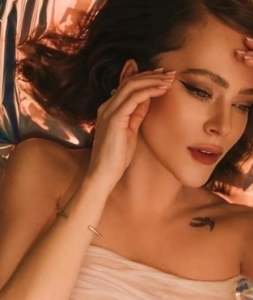 Аглая тарасова предстала в провокационном образе в прозрачном платье.

