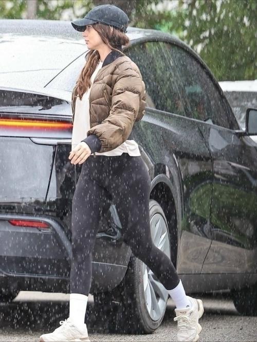 Папарацци засняли 37-летнюю ану де Армас без макияжа в дождь.  