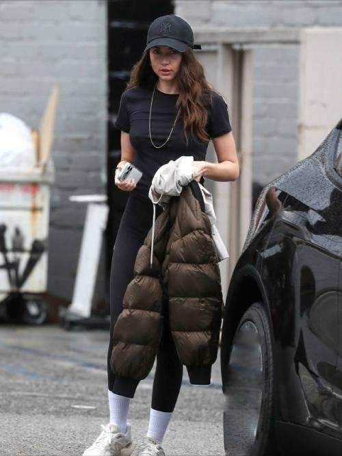 Папарацци засняли 37-летнюю ану де Армас без макияжа в дождь. 01