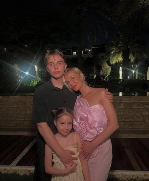 Полина Гагарина объяснила, почему долго скрывала дочь: Если бы Написали, что она не Такая, я бы Стояла с Автоматом. 01