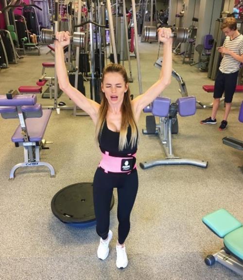 Анна хилькевич так же активно занимается спортом и поддерживает себя в форме. 03