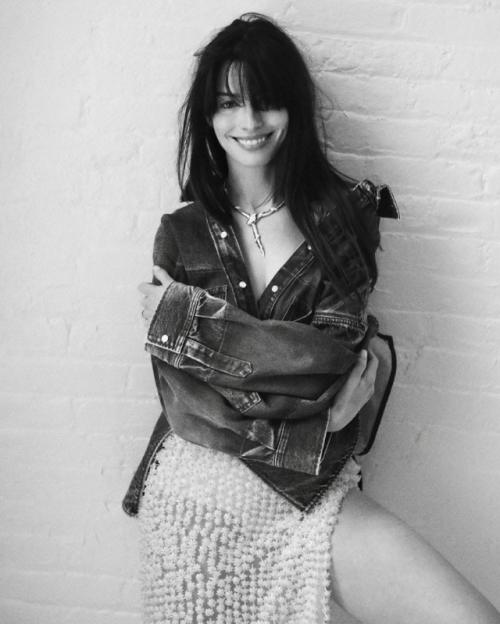 Некоторые в голливуде рассказывают, как тяжело работать с Энн хэтэуэй, настолько она ответственно подходит к своим ролям. 

