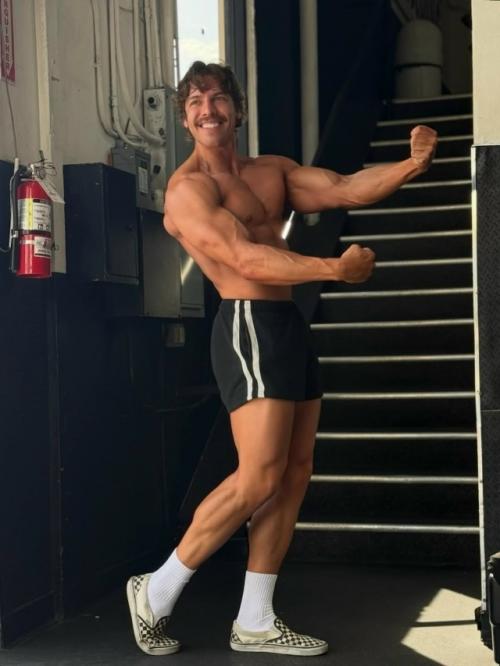 Свежие фотографии сына Арнольда шварценеггера Джозефа баэны.  