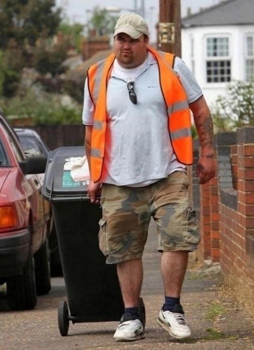 Майкл Кэрролл, обычный парень из США, который работал дворником, в 19 лет неожиданно выиграл в лотерею 15 миллионов долларов. 02