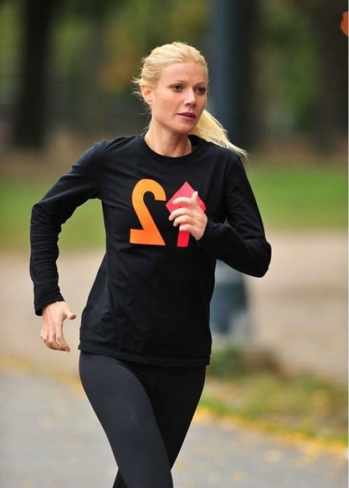 Актрисе Гвинет пэлтроу 48 лет, и она просто обожает спорт. 04