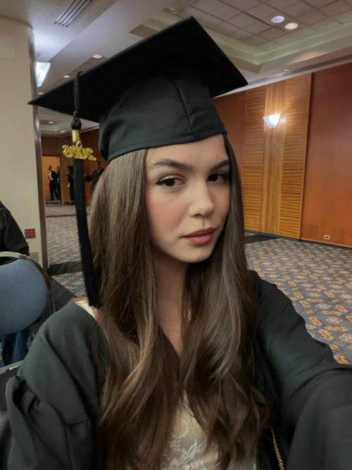 21-Летняя дочь Анны седоковой Алина закончила университет с отличием.

