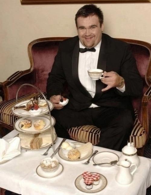 Майкл Кэрролл, обычный парень из США, который работал дворником, в 19 лет неожиданно выиграл в лотерею 15 миллионов долларов. 01