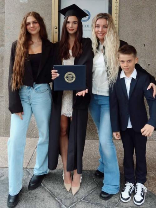 21-Летняя дочь Анны седоковой Алина закончила университет с отличием. 01