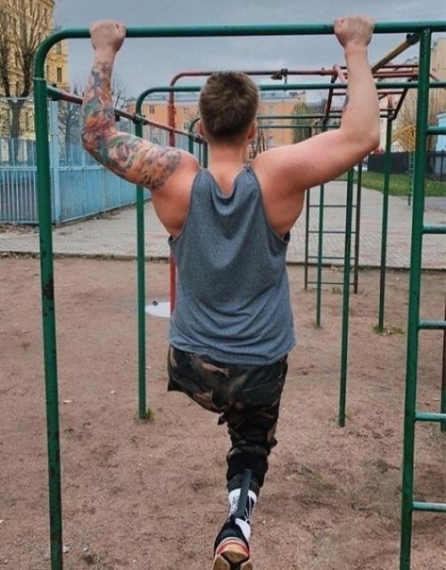 Сергей кутовой попал в аварию, перенёс ампутацию ноги, год пролежал в постели. 01