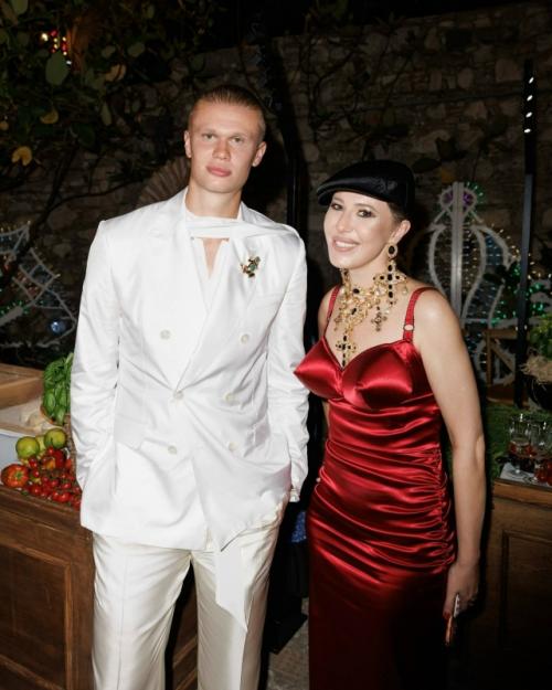 На показе Dolce & Gabbana в таормине Ксения поймала Эрлинга холанда для обязательного светского селфи. 01
