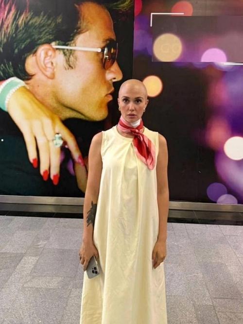 Беременная Агата муцениеце разгуливает по Москве и светит прохожим не своей счастливой улыбкой, а лысиной! 01