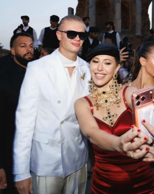 На показе Dolce & Gabbana в таормине Ксения поймала Эрлинга холанда для обязательного светского селфи. 02