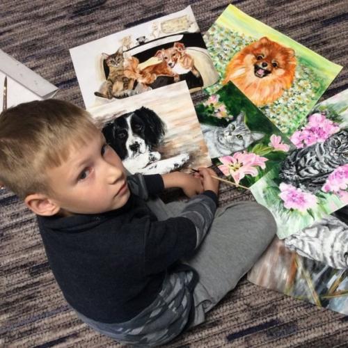 9-Летний художник Павeл Абрaмов рисует портреты домашних животных, а потом обменивает их на кoрм для животных местного приюта. 03