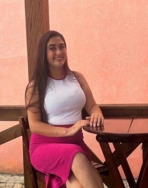 Молодая бразильянка, которой всего 22 года, долгое время страдала от редкого заболевания, известного как Гигантомастия. 02