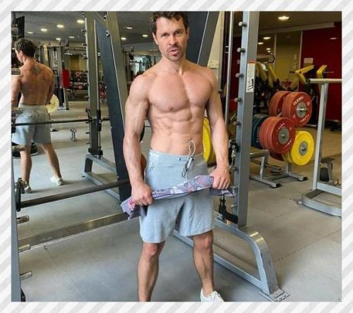 Спортивные девушки. Отличное спортивное тело актера Павла деревянко. 02