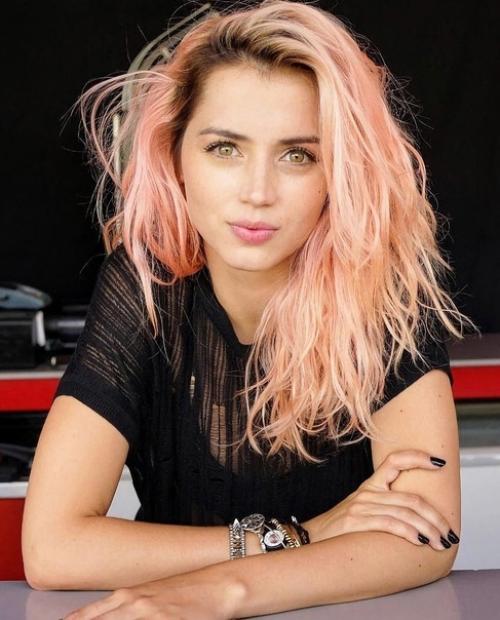 Таким образом, если вы хотели посмотреть на что-нибудь необычайно приятное, то вот вам немного розововолосой аны де Армас. 03