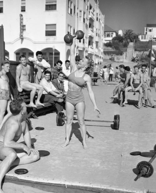 Пионер бодибилдинга эбби стоктон поднимает гантель перед публикой на Санта - Монике, 1947 год. 01 Пионер бодибилдинга эбби стоктон поднимает гантель перед публикой на Санта - Монике, 1947 год. 01