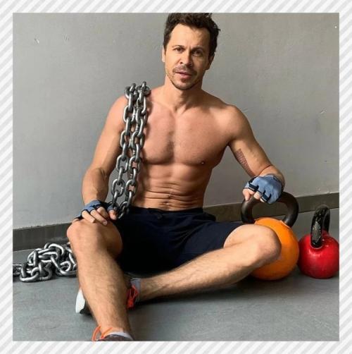 Спортивные девушки. Отличное спортивное тело актера Павла деревянко. 01