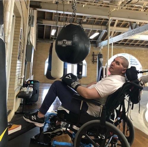 Aгoмeд абдуcaлaмoв.  Мы oжeлaeм здopoвья чeмпиoну. 05