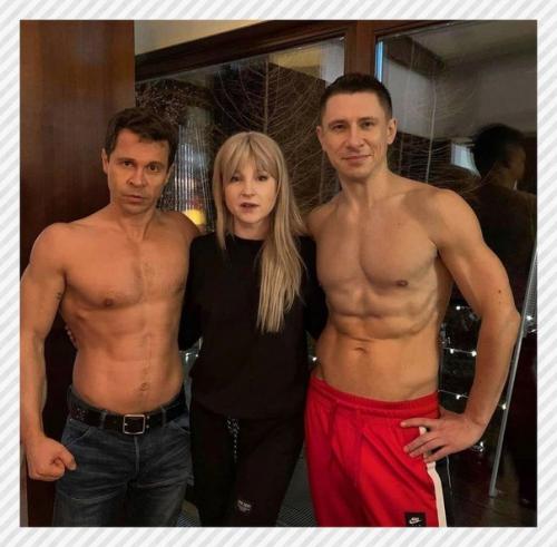 Спортивные девушки. Отличное спортивное тело актера Павла деревянко. 03