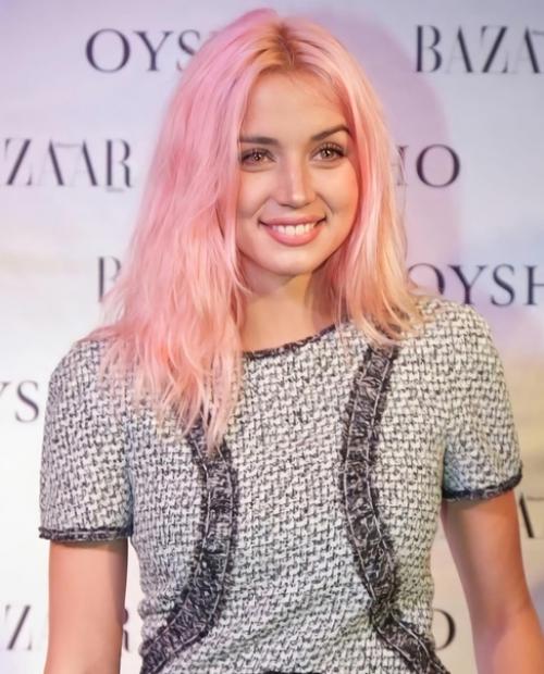 Таким образом, если вы хотели посмотреть на что-нибудь необычайно приятное, то вот вам немного розововолосой аны де Армас. 05