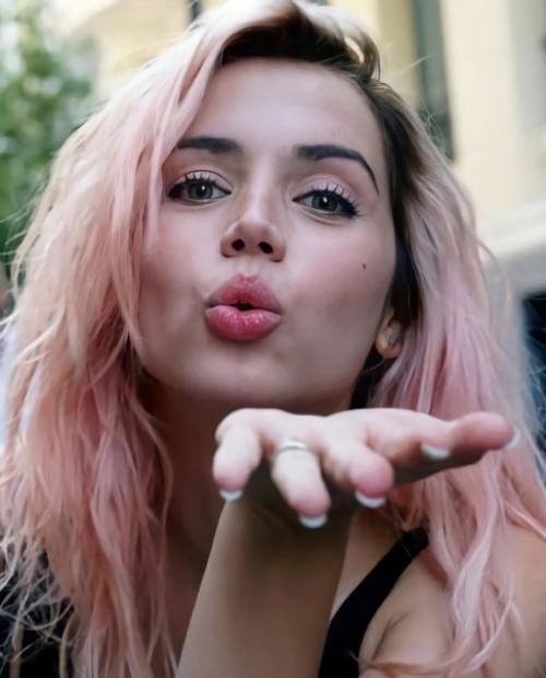 Таким образом, если вы хотели посмотреть на что-нибудь необычайно приятное, то вот вам немного розововолосой аны де Армас. 01