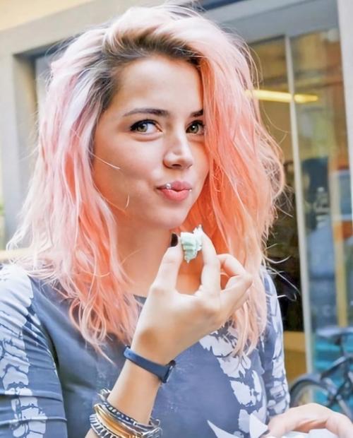 Таким образом, если вы хотели посмотреть на что-нибудь необычайно приятное, то вот вам немного розововолосой аны де Армас. 04