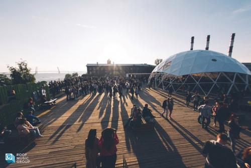 Электроарфистка Ольга Максимова даст большой летний концерт на Roof Music Fest. 01 Электроарфистка Ольга Максимова даст большой летний концерт на Roof Music Fest. 01