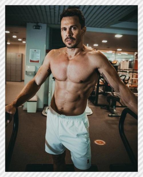 Спортивные девушки. Отличное спортивное тело актера Павла деревянко. 04