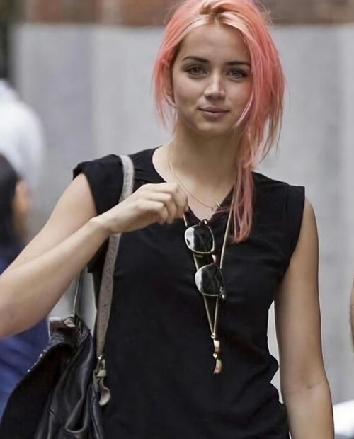 Таким образом, если вы хотели посмотреть на что-нибудь необычайно приятное, то вот вам немного розововолосой аны де Армас. 02