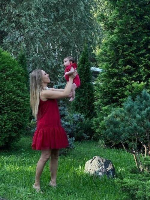 Карина кокс фото с маленькой дочкой показала.


