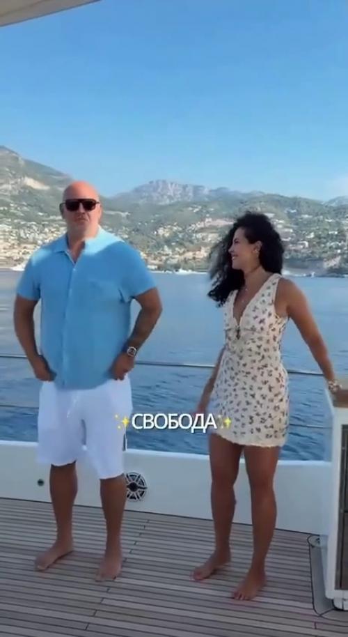 Музыкальный дуэт Потапа и Насти Каменских публично высказался по поводу претензий относительно использования русского языка. 05