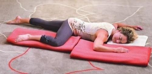 Восстановительная йога. Снятие напряжения.

Восстановительная йога - это пассивная практика, в которой расслабленные позы удерживаются в течение нескольких минут.