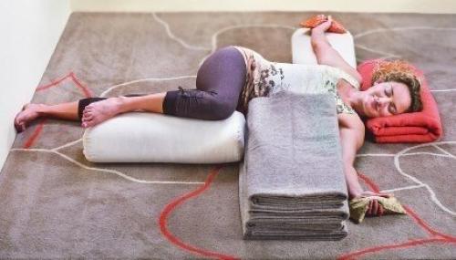 Восстановительная йога. Снятие напряжения.

Восстановительная йога - это пассивная практика, в которой расслабленные позы удерживаются в течение нескольких минут.