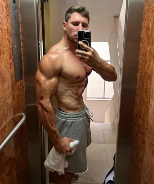 Андрей филиппов.  Достиг такого тела на базе турника, брусьев и упражнений с собственным весом. 01