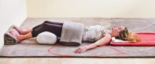 Восстановительная йога. Снятие напряжения.

Восстановительная йога - это пассивная практика, в которой расслабленные позы удерживаются в течение нескольких минут.