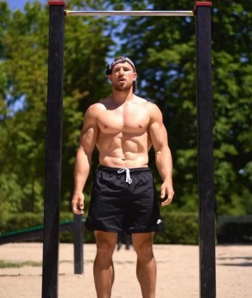Андрей филиппов.  Достиг такого тела на базе турника, брусьев и упражнений с собственным весом. 02